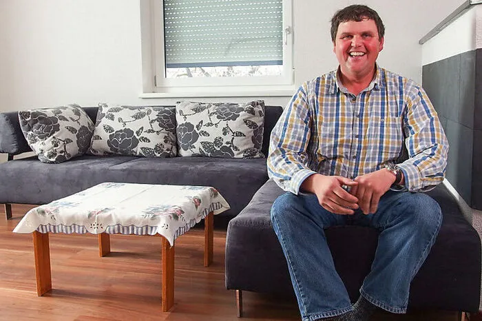 Stefan, 45-jähriger Gemeindebediensteter aus Tirol, möchte gerne sein Herz verschenken und weiß nicht wie. "Es war noch nie die Richtige da zum Verlieben." Er wünscht sich eine fleißige, humorvolle Frau, die vielleicht auch gerne beim Schnapsbrennen mitarbeiten möchte. Sie soll nicht zu dick sein, „ich wünsch mir eine, die auf mich und das Haus schaut.“ Sie soll sein wie die Mama, die jeden Tag für ihn kocht und die nie schimpft. Stefan ist zufrieden mit seinem Leben aber: "Es fehlt eine Frau."