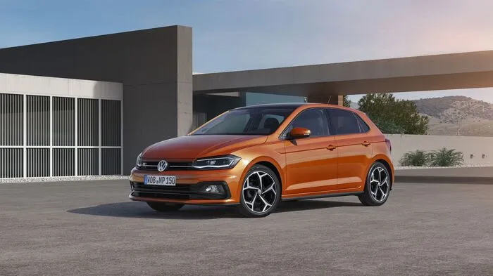 Die sechste Generation des Polo ist im Vergleich zum Vorgänger in fast jeder Dimension gewachsen. Am meisten in der Länge mit einem Plus von 81 Millimetern. Parallel wird der neue Polo insgesamt um 69 Millimeter breiter und misst hier nun insgesamt 1751 Millimeter. Die Höhe reduziert sich mit 7 Millimetern leicht und bleibt mit 1446 Millimetern nahezu konstant zum Vorgängermodell. Dadurch bietet der Polo jedenfalls deutlich mehr Platz im Innenraum und ein von 280 auf 351 Liter vergrößertes Kofferraumvolumen.