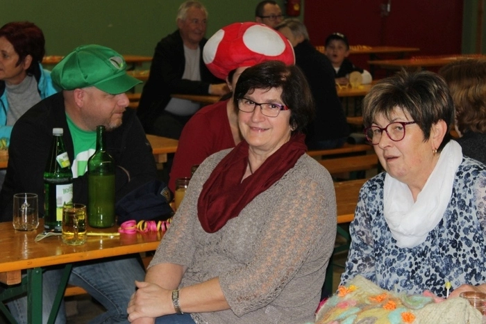 Für die Kinder gab es eine Hupfburg, Kinderschminken und ein Kasperltheater.