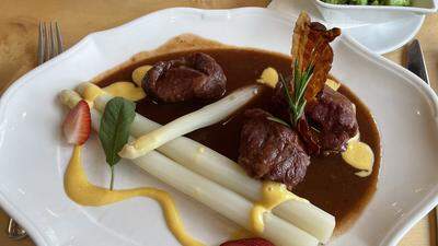 In Rotwein geschmorten Schweinsbackerl mit Marchfelder Spargel, Bärlauchnockerl und Sauce hollandaise