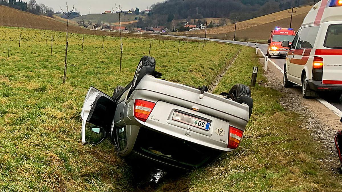 Der Wagen landete am Dach.