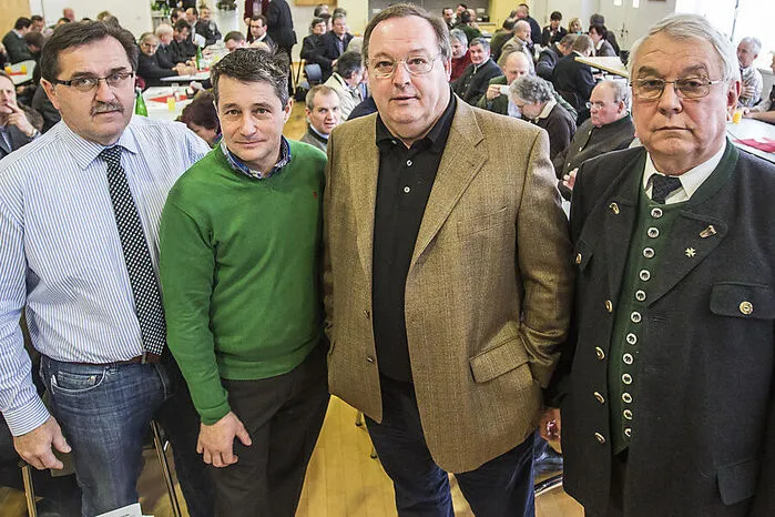Widerstand entsteht: Max Taucher (Forum St. Lambrecht, rechts im Bild), Otmar Hiebaum (Markt Hartmannsdorf, links) sowie Florian Taucher (Höf-Präbach), Johann Pirer (damals Bürgermeister von St. Lambrecht, 2. von rechts) und werden mit ihrer Gemeindeinitiative gegen Zwangsfusionen zu den bekanntesten Gegenspielern der „Reformpartner“.