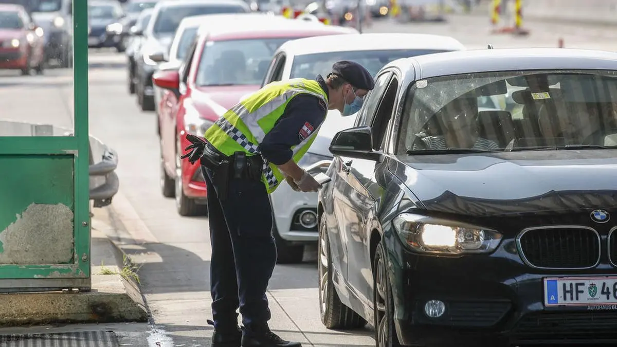 ABD0030_20200816 - SPIELFELD - ÖSTERREICH: Das Außenministerium hat eine Reisewarnung für Kroatien ausgesprochen, die in der Nacht auf Montag in Kraft tritt. Im Bild: Die Situation bei der Einreise an der Slowenisch/Österreichischen Grenze bei Spielfeld aufgenommen am Sonntag, 16. August 2020. - FOTO: APA/ERWIN SCHERIAU