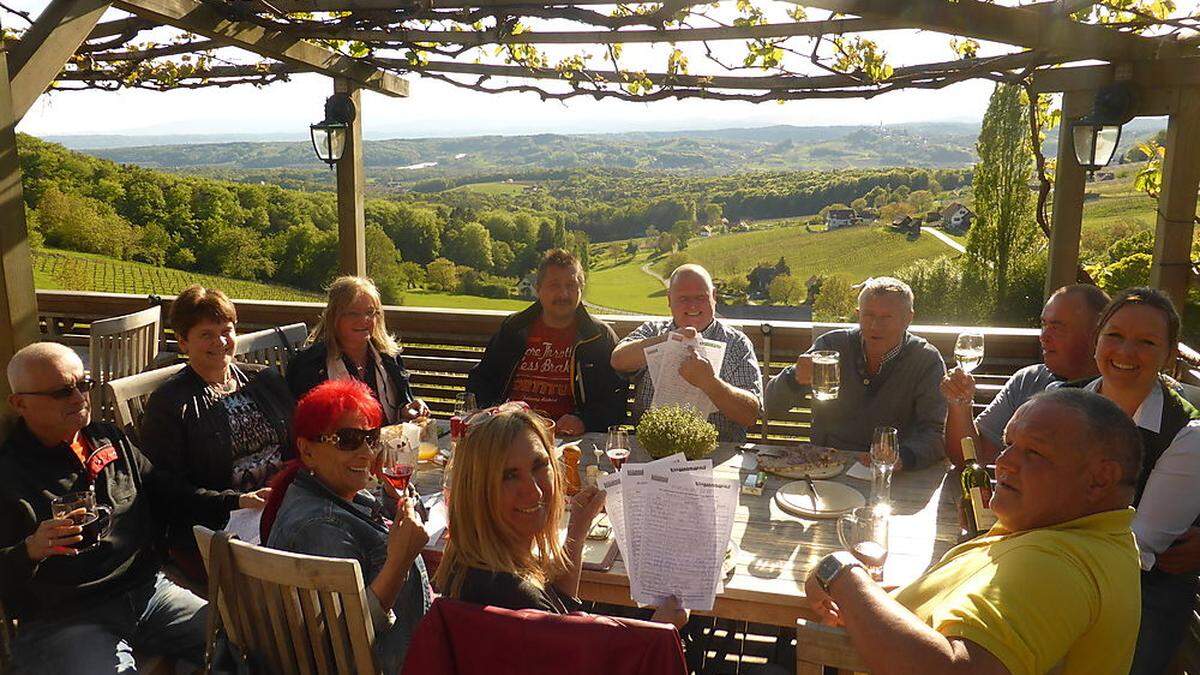 Beim Heurigen Rosenbergl (Straden) werden eifrig Stimmen gesammelt 