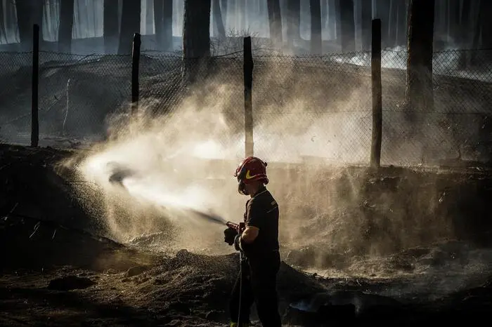Brandherde wurden aus Ottaviano an der Nordseite des Vesuvs sowie aus den zwischen Berg und Golf gelegenen Orten Ercolano und Torre del Greco gemeldet.