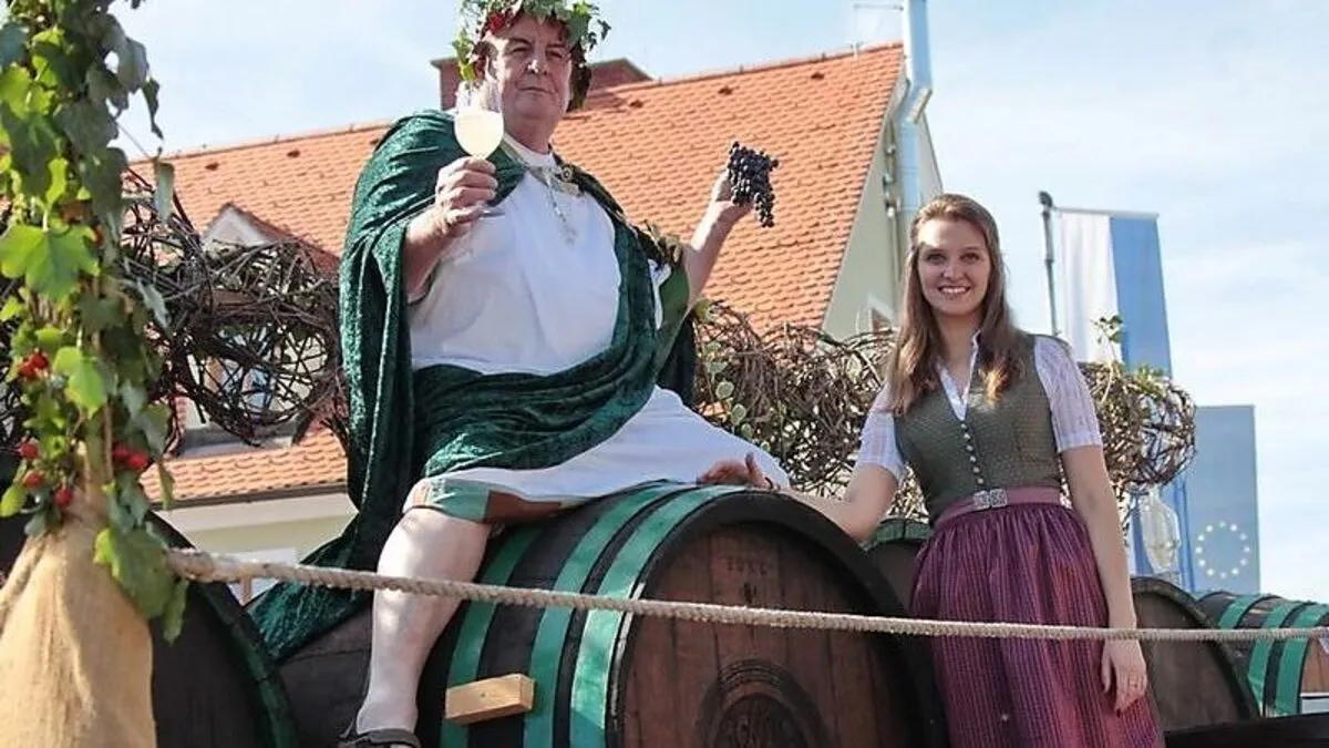 Bacchus Erwin Hammer zog mit Gefolge durch das Weindorf St. Anna am Aigen