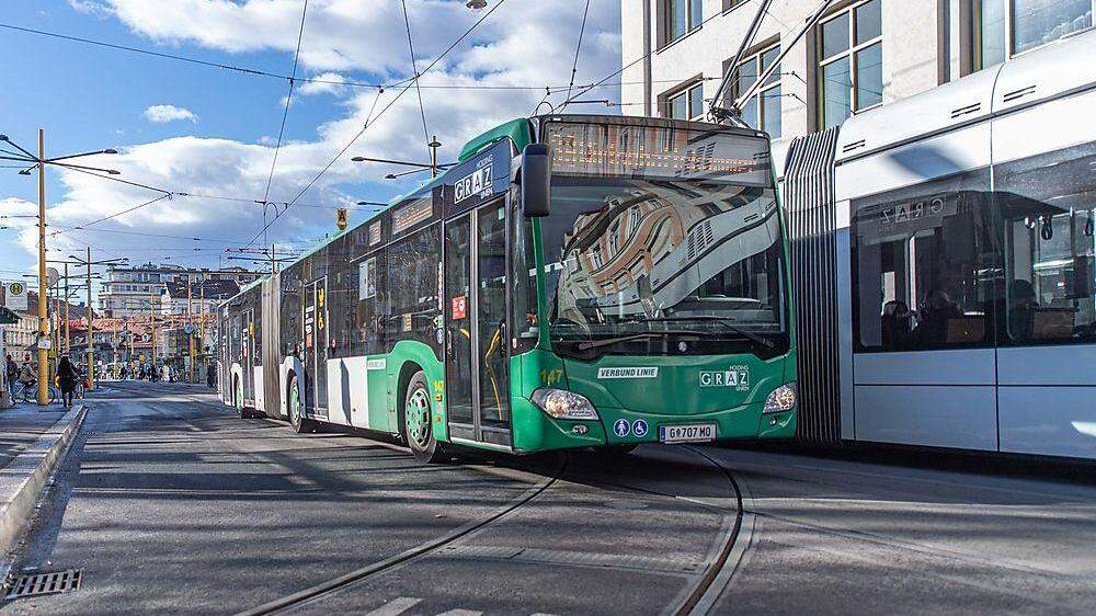 Der Betrieb der Bus- und Tramflotten in Graz kostet Millionen. Die nun offene Frage: Wie finanziert die Stadt das?