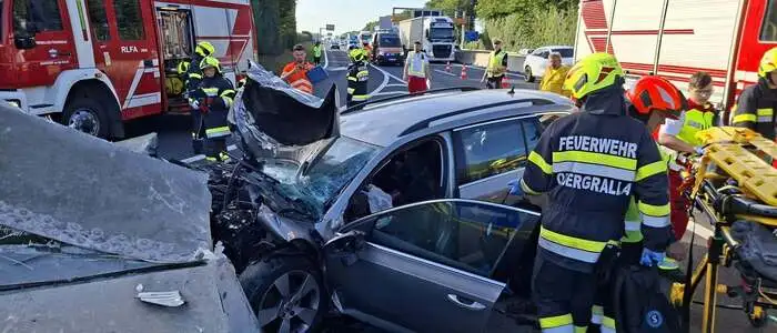 Das Auto war frontal in einen Abpralldämpfer gekracht