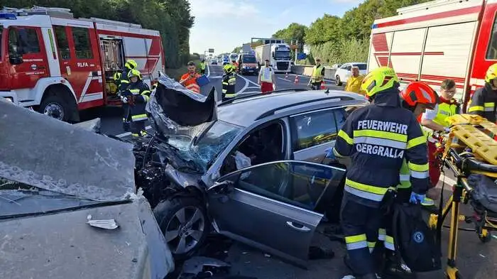 Das Auto war frontal in einen Abpralldämpfer gekracht