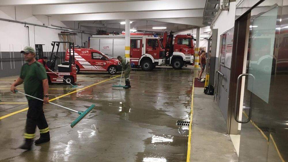 Die Fahrzeughalle der Feuerwehr Fürstenfeld schwamm abermals