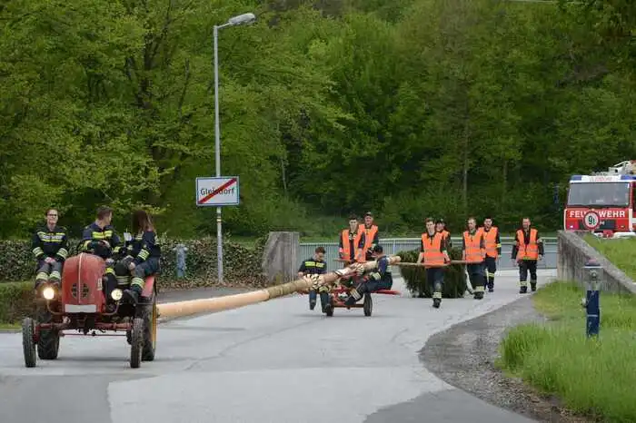 Anschließend wurde er mit einem alten "Hofherr-Schranz" Traktor, das von Feuerwehr Fahrzeugen begleitet wurde, zum Ziel in die Schießstattgasse gebracht.