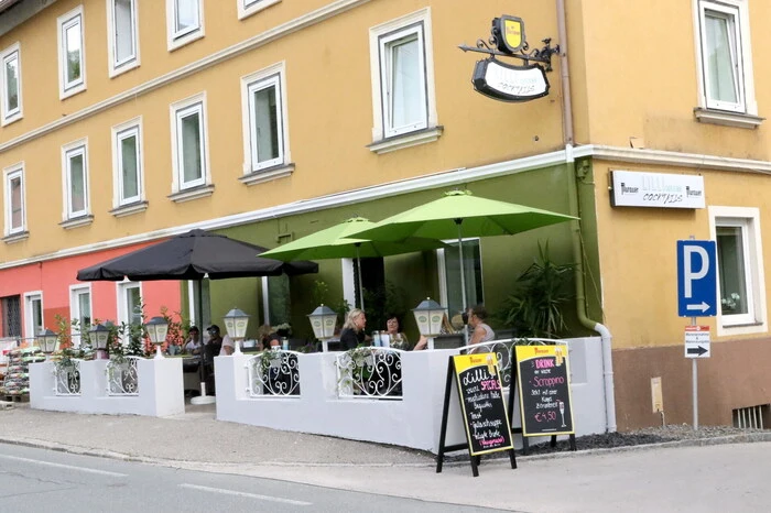 Am Eröffnungstag in der „Lilli“ gesichtet wurden unter anderen Bürgermeister Alexander Benedikt, Amtsleiter Hubert Madrian, Fußballer Burkhard Kraxner, die Downhiller Florian Brunner und Michael Schlintl, Hairstylistin Janine Lackner, „Speckladle“-Juniorchef Manuel Höferer, Angestellte Kristina Tauchmann, Postzusteller Thomas Pacher sowie Tenniscrack Ali Kraßnitzer. 