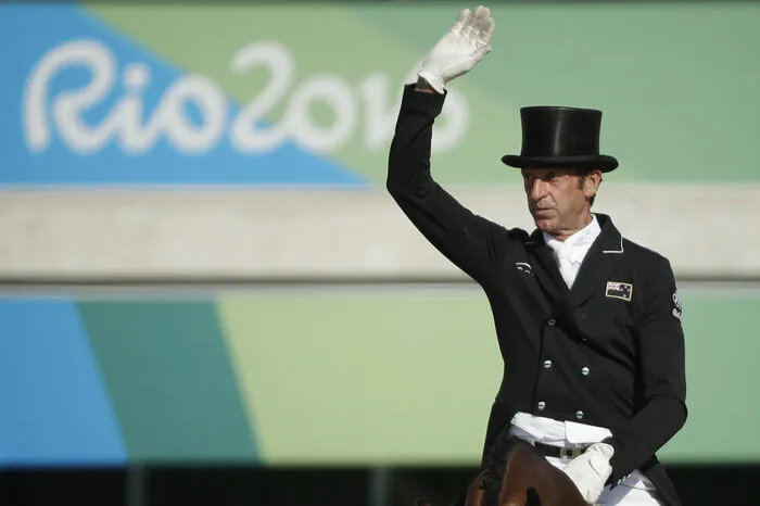 Vor vier Jahren bei Olympia in London hatte Mark Todd schon so seine Probleme. "Es tut mir leid, Sir, dieser Bus ist für Athleten", sagte damals ein Offizieller zu ihm, als der Reiter in einen Teambus einsteigen wollte. Immerhin ist der Neuseeländer schon 60 Jahre alt - und geht dennoch in Rio wieder an den Start. Es sind seine achten Olympischen Spiele, 1984 und 1988 gewann er Gold.