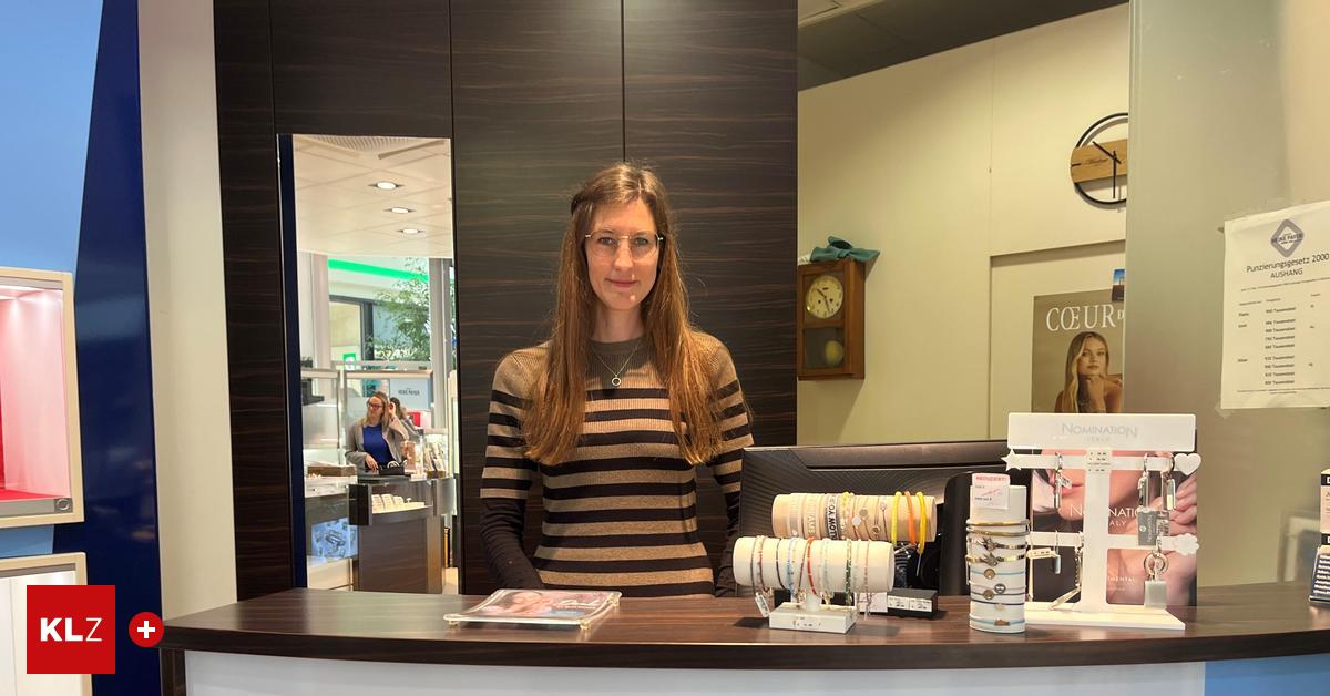 Junge-Uhrmacherin-h-lt-die-berufliche-Familientradition-hoch