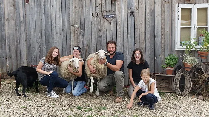 Hündin Sissi, Alexandra Martinetz (Annas Patin), Bettina Frühwirth, Thomas Gaspar, Katrin Puchleitner und Elena Benko mit Anna und Ferdinand