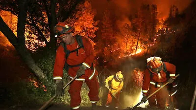 Die Feuerwehren hoffen auf den vorhergesagten Regen und kühlere Temperaturen