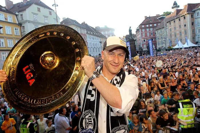 Franco Foda (2006 - 2012): 209 Bundesliga-Spiele, 93 Siege, 56 Remis, 60 Niederlagen, Torverhältnis 322:227, 335 Punkte. Punkteschnitt: 1,6 Titel: Cupsieger und Meister