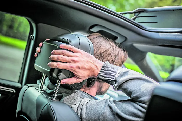 Nicht vergessen: die Kopfstütze. Vor allem das Peitschenschlagsyndrom bei einem Auffahrunfall geht meist auf falsch justierte Kopfstützen zurück. Diese daher so weit ausfahren, bis ihr oberes Ende mit der Kopfoberkante abschließt.