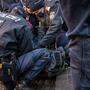 Diese Bilder sorgen für Aufregung: Als er sich gegen die Festnahme widersetzte, wurde ein Demonstrant von Polizisten am Boden fixiert