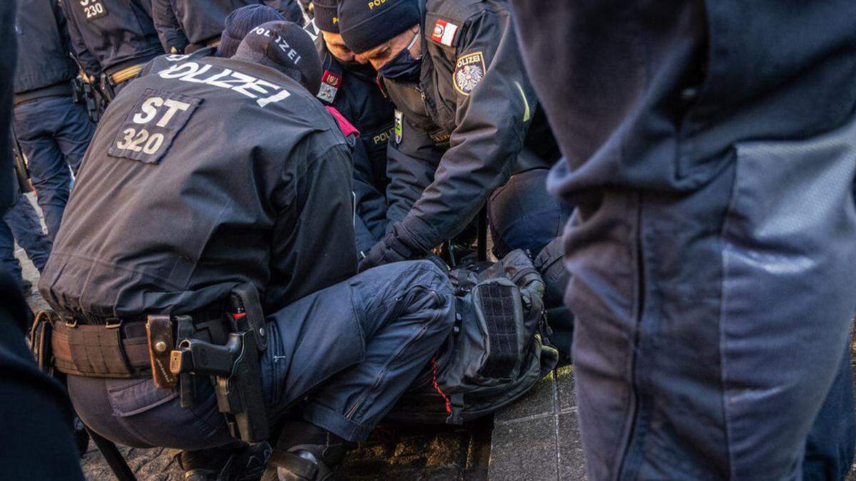 Diese Bilder sorgen für Aufregung: Als er sich gegen die Festnahme widersetzte, wurde ein Demonstrant von Polizisten am Boden fixiert
