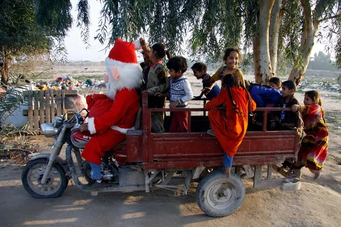 Santa Claus ist im Irak beliebt - diese Fahrt mit dem Weihnachtsmann fand in der Stadt Najaf statt.