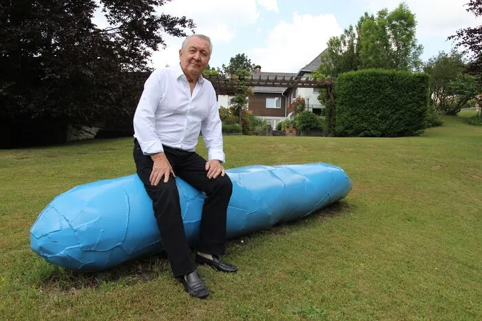 Gartenbankerl ohne Rückenlehne: Franz Wojda auf einer „Sitzwurst“ von Franz West.