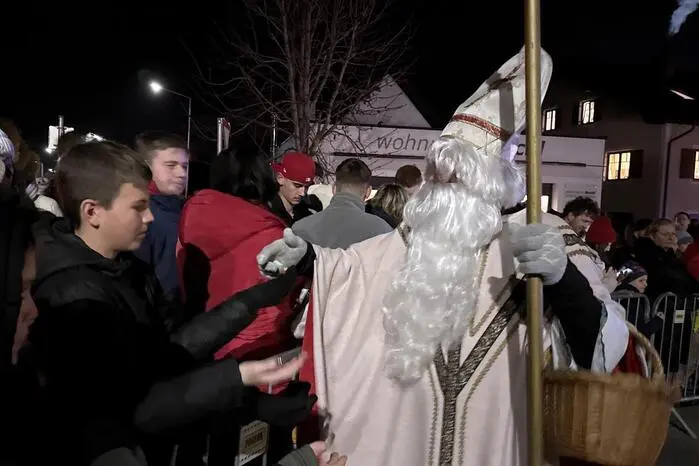 Natürlich durfte dabei der Nikolaus mit Süßigkeiten für die Kleinsten nicht fehlen.
