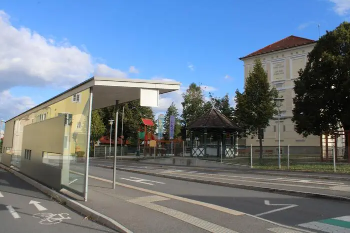 Schüler der Mittelschule und des Gymnasiums müssen ebenso wie die Volksschüler bei der Bushaltestelle vor der Volksschule aussteigen und zu Fuß zum Schulzentrum gehen.