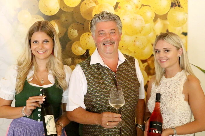 Mit dem Besucheransturm sichtlich zufrieden: Cheforganisator Hubert Vittori (Mitte), Obmann des örtlichen Weinbauvereines. 