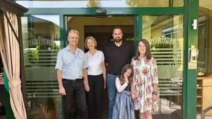 Otto und Margit Neuhold übergeben an Miriam und Johannes Sarlette mit Tochter Sophia (v. l.)