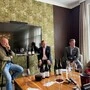 Beim Hintergrundgespräch „Warum wir ein neues Weingesetz brauchen“ bei Schütze Public Results in Wien fordern Winzer Roland Velich und Staatssekretär Sepp Schellhorn eine Reform des Weingesetzes.