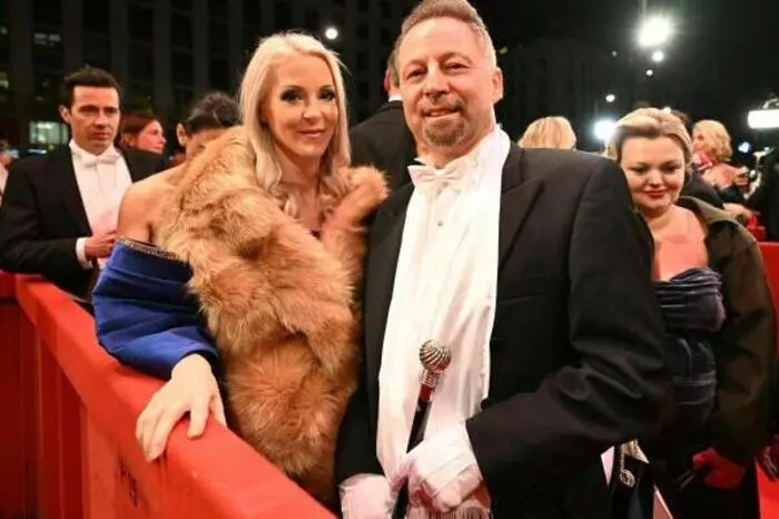 Simone Lugner machte lange ein Geheimnis daraus, wer sie zum Opernball begleiten würde. Donnerstagabend erschien sie mit dem früheren Chauffeur des Baumeisters. Roland Granzer hatte Richard Lugner mehr als 15 Jahre lang durch Wien gefahren. Er galt zudem als enger Vertrauter des Verstorbenen. Im Andenken an den Baumeister wollte sie Granzer mit der Einladung etwas Gutes tun.