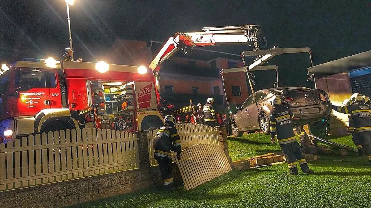Die Feuerwehr barg den Pkw