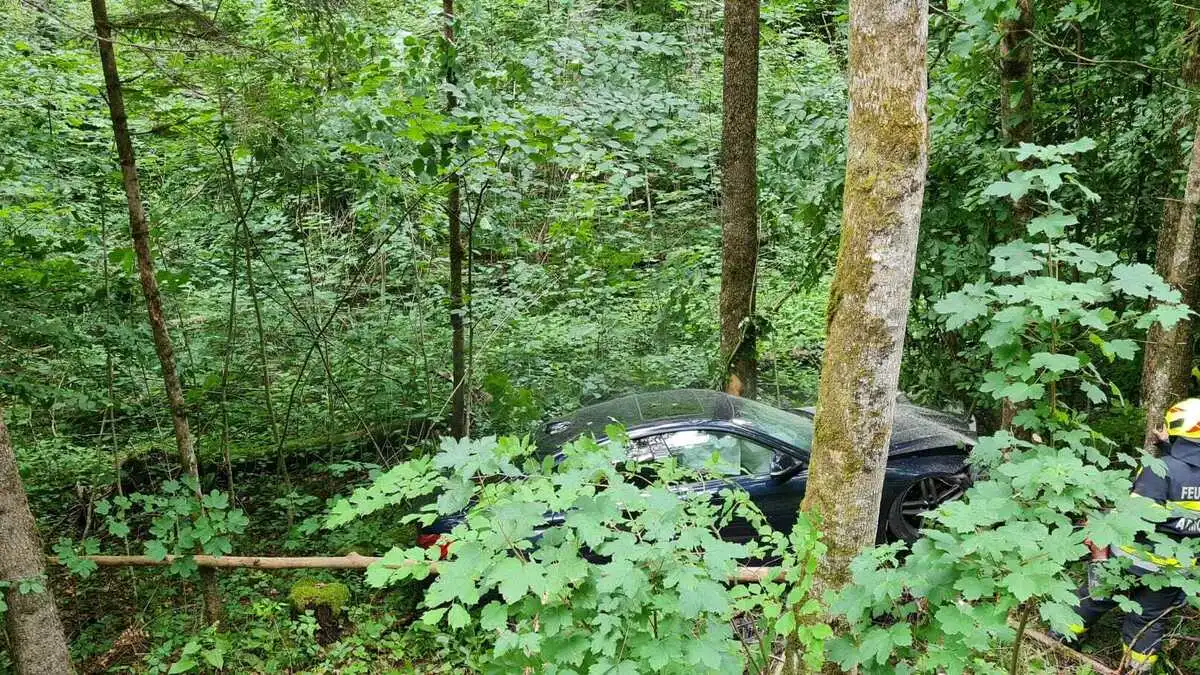 Das Auto blieb nach dem Sturz über die Böschung zwischen mehreren Bäumen stecken