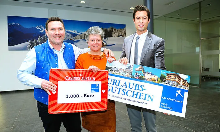 Mario Donner (Falkensteiner) und Casino-PR-Chef Hannes Markowitz bei der Übergabe an Susanne Koschier