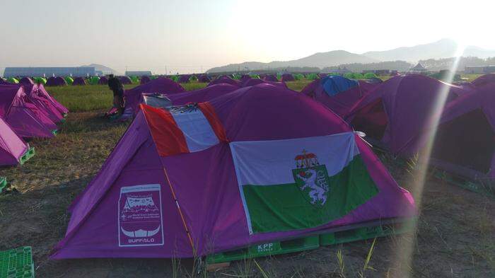 Das Zelt der Grazer Pfadfinder und Pfadfinderinnen sticht mit seiner grün-weißen Flagge hervor