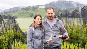 Christina und Christoph Maltschnig: Beim Fototermin war es noch frisch am Weinberg 