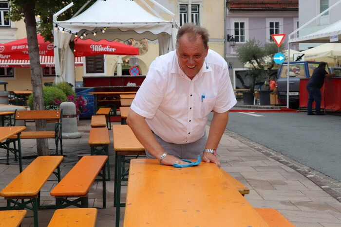 Bürgermeister Martin Treffner beim Saubermachen nach dem großen Regen!