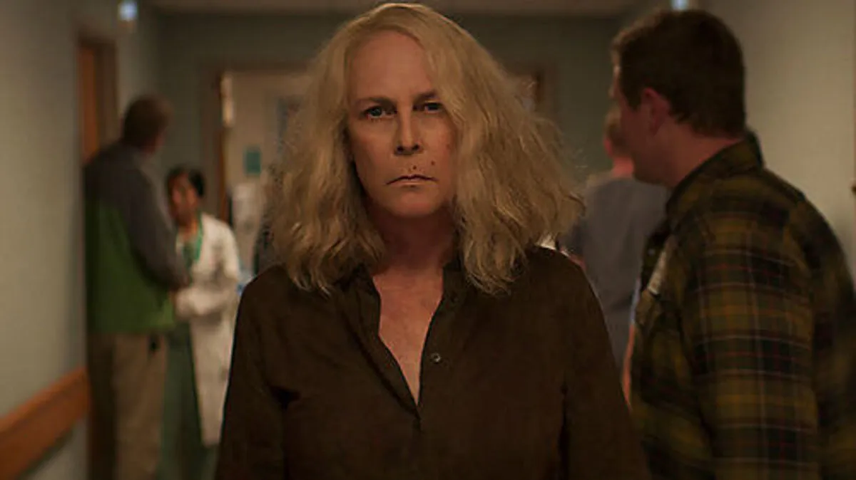 Ist dieses Mal vom Krankenhausbett aus dabei: Jamie Lee Curtis in "Halloween Kills"