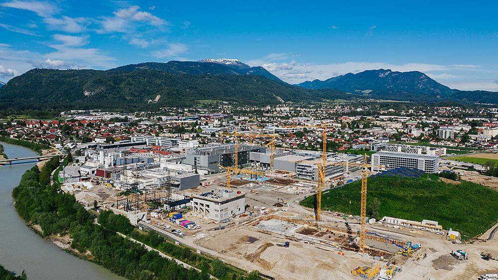 400 Bauarbeiter sind aktuell auf der Infineon-Großbaustelle in Villach beschäftigt