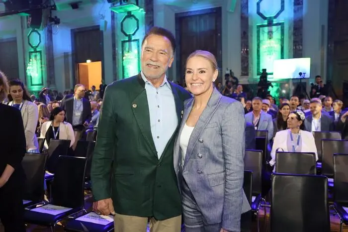 Arnold Schwarzenegger mit seiner Partnerin Heather Milligan