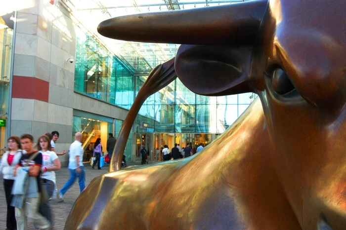 Alte Fabriken und Lagerhäuser reihen sich an  Luxusgeschäfte, angesagte Bars und gemütliche Cafés wie am Brindleyplace. Angesagt ist auch das innerstädtische Einkaufszentrum Bullring (Bild).