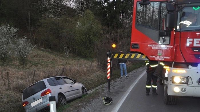 Klicken Sie sich durch die Fotos vom Feuerwehreinsatz nach dem Unfall!