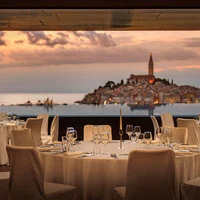 Kulinarische Erlebnisse gehen in Kroatien sehr oft mit einer spektakulären Aussicht einher. Wie etwa hier im Grand Park Hotel Rovinj