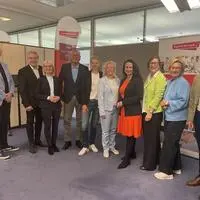 Von links: Florian Gruber, Walerich Berger (Teamleiter und Geschäftsführer Jugend am Werk), Bundesrätin Gabriele Kolar, Vereinspräsident Walter Ferk, Bezirkshauptfrau Nina Pölzl, Vizepräsidentin, NAbg. Verena Nussbaum, Geschäftsführerin Sandra Schimmler, Bürgermeisterin Elke Florian, Vizebürgermeisterin Birgit Heim, LAbg. Thomas Maier