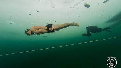 80 Meter im Eiswasser ohne Anzug ist neuer Weltrekord für Peter Colat