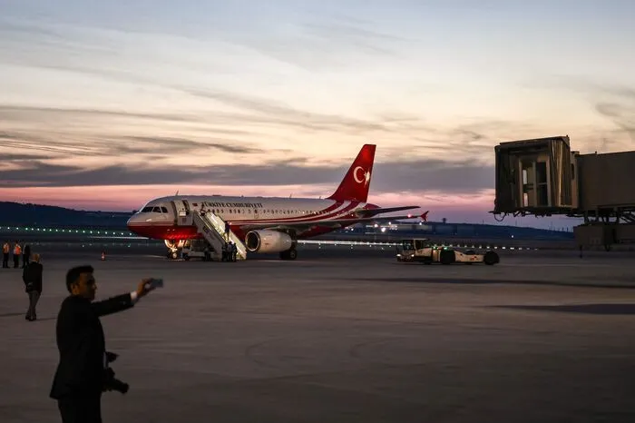 Nach Vollendung soll der Flughafen nach türkischen Angaben der größte der Welt sein. Die Eröffnung ist für den 29. Oktober geplant.