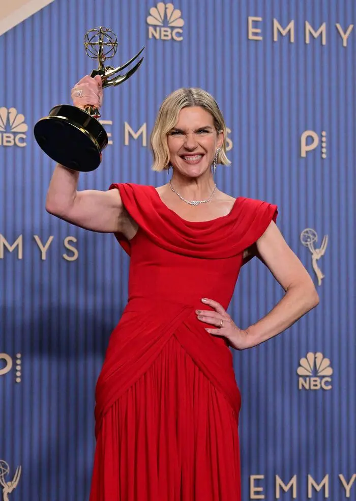 Queen of schräg: Rhea Seehorn mit ihrem Emmy für ihre Rolle in „Pluribus“ 