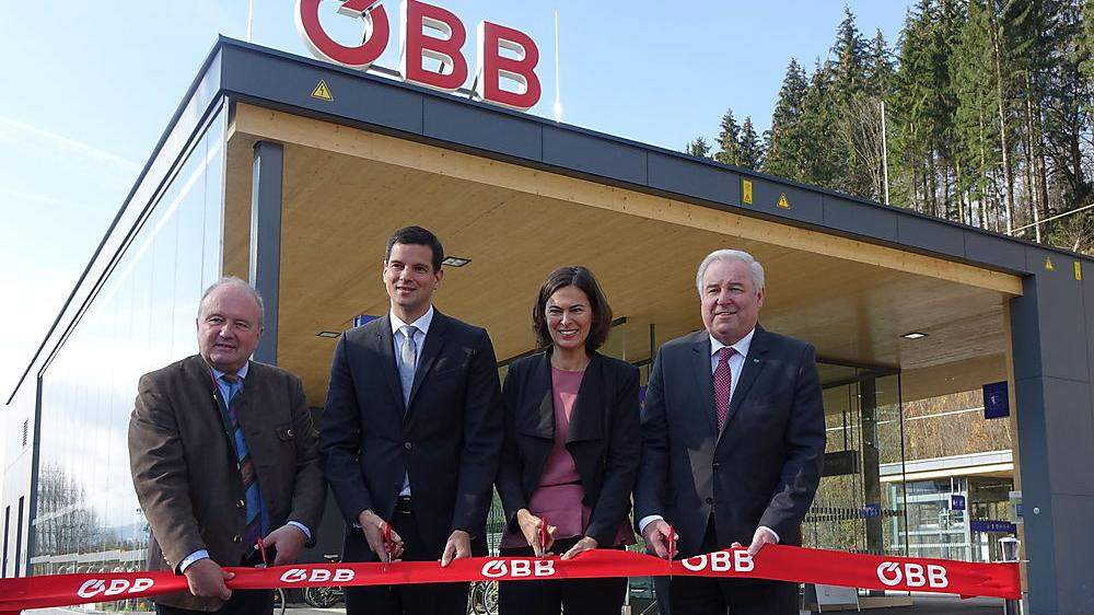 Rudolf Hofbauer, Hannes Amesbauer, Silvia Angelo und Hermann Schützenhöfer eröffneten den neuen Bahnhof