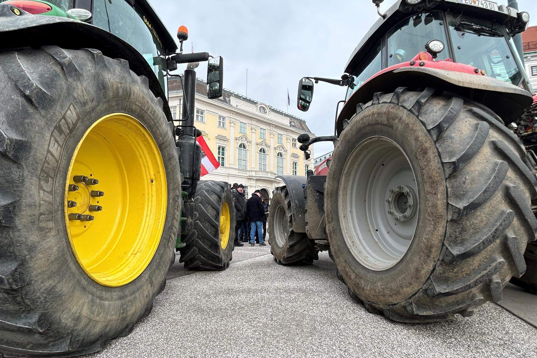 Von FPÖ organisiert | Bauernprotest: Elf Traktoren und 150 Demonstranten vor dem Ballhausplatz